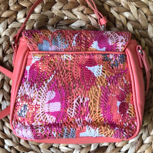 VERA BRADLEY CROSSBODY. - Picture 3 of 8